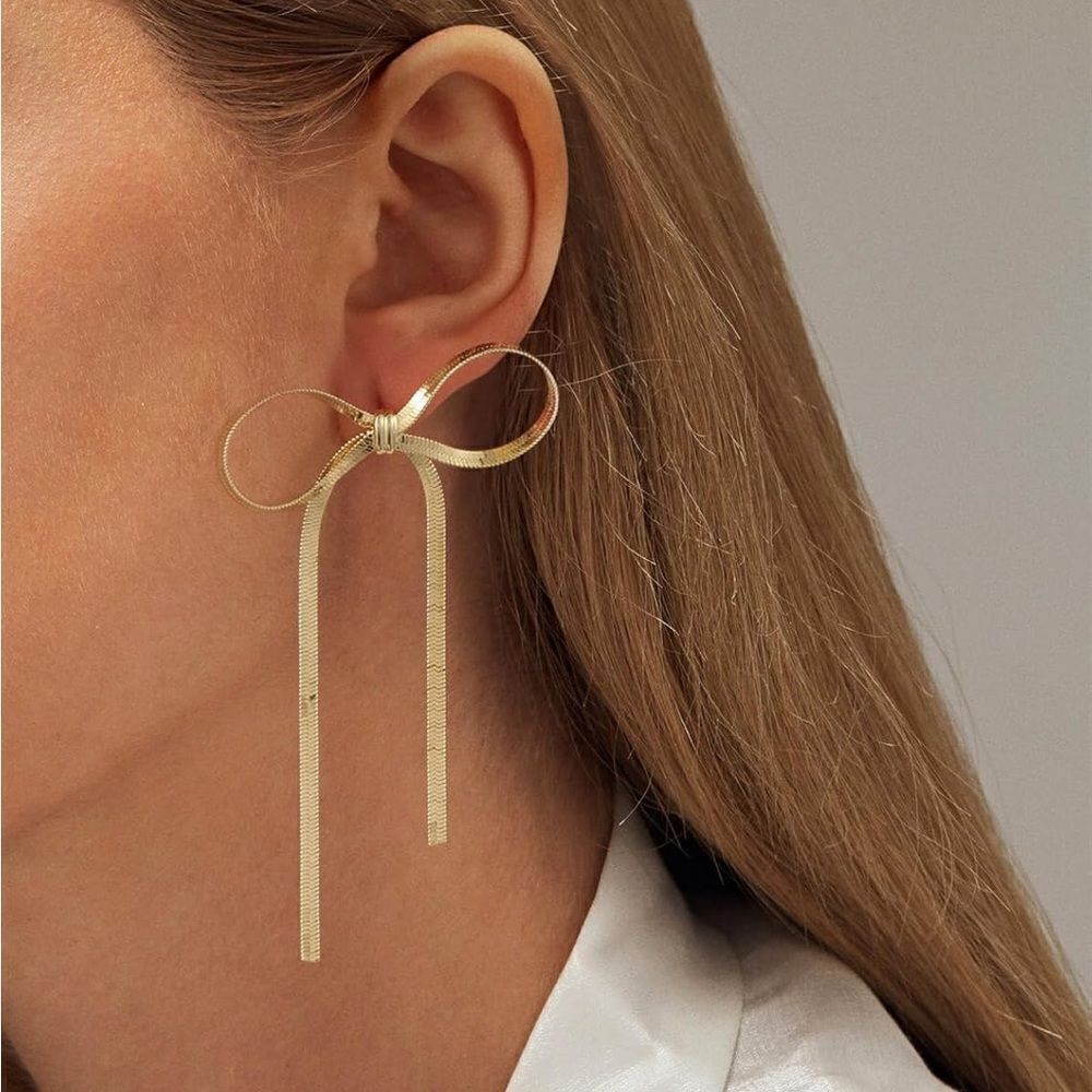 Gold tassel bow earrings 🎀